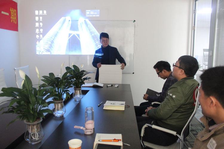 公司经营范围包括:通过互联网销售:服饰,鞋帽,通讯设备,